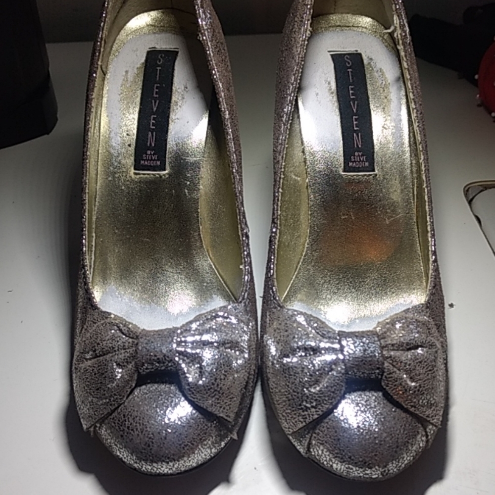 Silver cracked mirror pumps